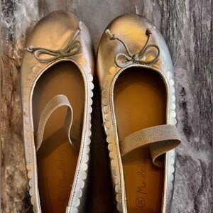 Mini Boden Gold Scalloped Ballet Flats (Girls)